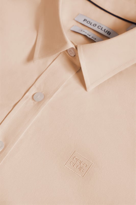 Hemd aus Oxford-Baumwolle. Schlichtes bequemes Hemd im Loose Fit ohne Abnäher, ideal für den Alltag. Lange Ärmel mit eckigen geknöpften Manschetten. Klassischer Kragen mit Kontraststoff an Innenseite. Dezente personalisierte Details: Oxford Collection Etikett an der Knopfleiste und Logo-Stickerei auf der Brust passend zum Untergrund des Kleidungsstücks.