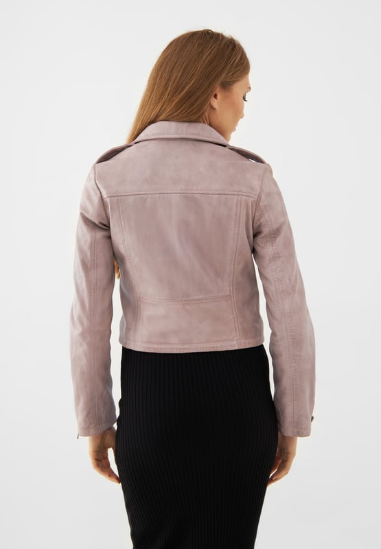 Biker jacket from Bolongaro Trevor in soft real leather. This classic biker features a notch lapel, asymmetric front, double front zip fastening, epaulettes, zip pockets and cuffs. This jacket is part of Bolongaro Trevor Red Label collection, where all styles undergo a unique and considered tumbling and distressing process to create a more authentic and vintage inspired piece. This jacket has all the quintessential markers of a great leather jacket.
Our model is 170 cm tall and is wearing size S