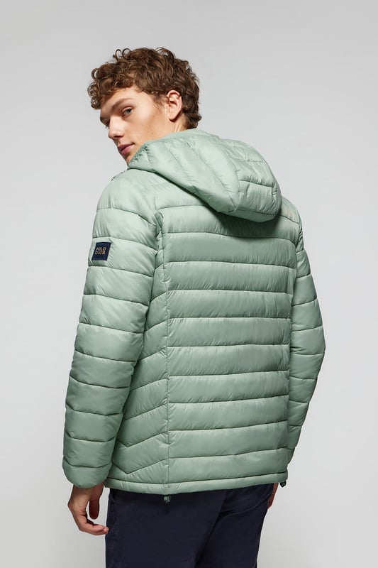 Jacke Charles aus unserer Kollektion Ultralight. Diese gesteppte Jacke mit abnehmbarer Kapuze ist aus recyceltem Polyester hergestellt. Wasserabweisend und mit warmer, ultraleichter Füllung, die zudem umweltfreundlich ist. Sie verfügt über einen goldfarbenen Metallreißverschluss auf der Vorderseite mit personalisiertem Polo Club Zipper, zwei Seitentaschen und eine Innentasche mit Reißverschluss. Manschetten und Kapuze mit elastischen Bündchen mit Markenlogo für mehr Anpassungsfähigkeit. Kordelstopper mit verstellbarem Gummizug am Bund. Mit hochauflösendem Polo Club Textiletikett.