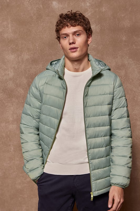 Jacke Charles aus unserer Kollektion Ultralight. Diese gesteppte Jacke mit abnehmbarer Kapuze ist aus recyceltem Polyester hergestellt. Wasserabweisend und mit warmer, ultraleichter Füllung, die zudem umweltfreundlich ist. Sie verfügt über einen goldfarbenen Metallreißverschluss auf der Vorderseite mit personalisiertem Polo Club Zipper, zwei Seitentaschen und eine Innentasche mit Reißverschluss. Manschetten und Kapuze mit elastischen Bündchen mit Markenlogo für mehr Anpassungsfähigkeit. Kordelstopper mit verstellbarem Gummizug am Bund. Mit hochauflösendem Polo Club Textiletikett.