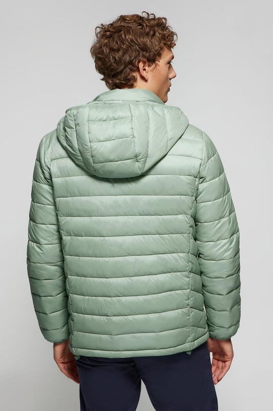 Jacke Charles aus unserer Kollektion Ultralight. Diese gesteppte Jacke mit abnehmbarer Kapuze ist aus recyceltem Polyester hergestellt. Wasserabweisend und mit warmer, ultraleichter Füllung, die zudem umweltfreundlich ist. Sie verfügt über einen goldfarbenen Metallreißverschluss auf der Vorderseite mit personalisiertem Polo Club Zipper, zwei Seitentaschen und eine Innentasche mit Reißverschluss. Manschetten und Kapuze mit elastischen Bündchen mit Markenlogo für mehr Anpassungsfähigkeit. Kordelstopper mit verstellbarem Gummizug am Bund. Mit hochauflösendem Polo Club Textiletikett.