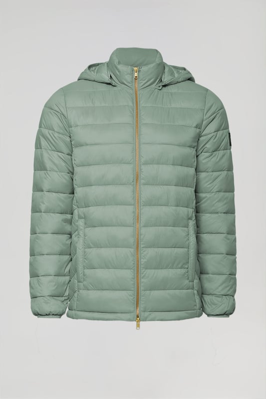 Jacke Charles aus unserer Kollektion Ultralight. Diese gesteppte Jacke mit abnehmbarer Kapuze ist aus recyceltem Polyester hergestellt. Wasserabweisend und mit warmer, ultraleichter Füllung, die zudem umweltfreundlich ist. Sie verfügt über einen goldfarbenen Metallreißverschluss auf der Vorderseite mit personalisiertem Polo Club Zipper, zwei Seitentaschen und eine Innentasche mit Reißverschluss. Manschetten und Kapuze mit elastischen Bündchen mit Markenlogo für mehr Anpassungsfähigkeit. Kordelstopper mit verstellbarem Gummizug am Bund. Mit hochauflösendem Polo Club Textiletikett.