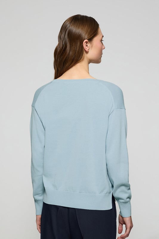 Eleganz ist Ihnen mit unserem gestrickten Baumwollpullover mit V-Kragen für Damen sicher. Seine reguläre Passform passt sich allen Körpertypen an. Rippbündchen an Kragen, Ärmeln und Taille sorgen für einen perfekten Sitz. Das dezente marineblaue Nahtband am Kragen mit eingraviertem Polo Club Logo unterstreichen die Eleganz dieses Pullovers. Charakteristische Stickerei unseres Rigby Go-Logos in Kontrastfarbe auf der Brust. Kombinieren Sie ihn mit einer Jeans für einen legeren Look oder einer Chinohose für ein eleganteres Outfit.