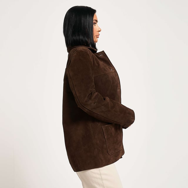 Barneys Originals Real Buffalo Suede Car Coat – Chocolate Brown

Crafted from premium buffalo suede, this classic car coat from Barneys Originals brings effortless sophistication to your wardrobe. The rich chocolate brown tone adds depth and versatility, while the relaxed fit ensures comfort without compromising on style.

Featuring a clean button-down front, practical patch pockets, and a back vent for ease of movement, this timeless piece is perfect for layering throughout the seasons. Whether you're dressing up or keeping it casual, the luxurious suede finish makes this a standout staple.

– 100% real buffalo suede
– Relaxed fit
– Button front fastening
– Front patch pockets
– Back vent for comfort and mobility
– Deep chocolate brown tone

Perfect for transitional weather and a must-have for anyone who appreciates classic outerwear with a modern edge.