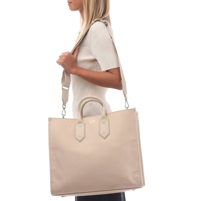 Spacious main compartment.Removable and adjustable shoulder strap.One zip pocket.Two slip pockets.Two handles.Polished gold-coloured metal fittings.