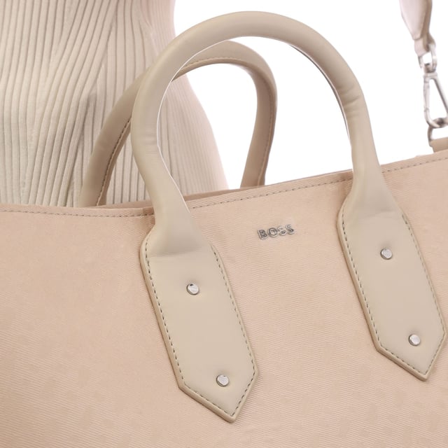 Spacious main compartment.Removable and adjustable shoulder strap.One zip pocket.Two slip pockets.Two handles.Polished gold-coloured metal fittings.
