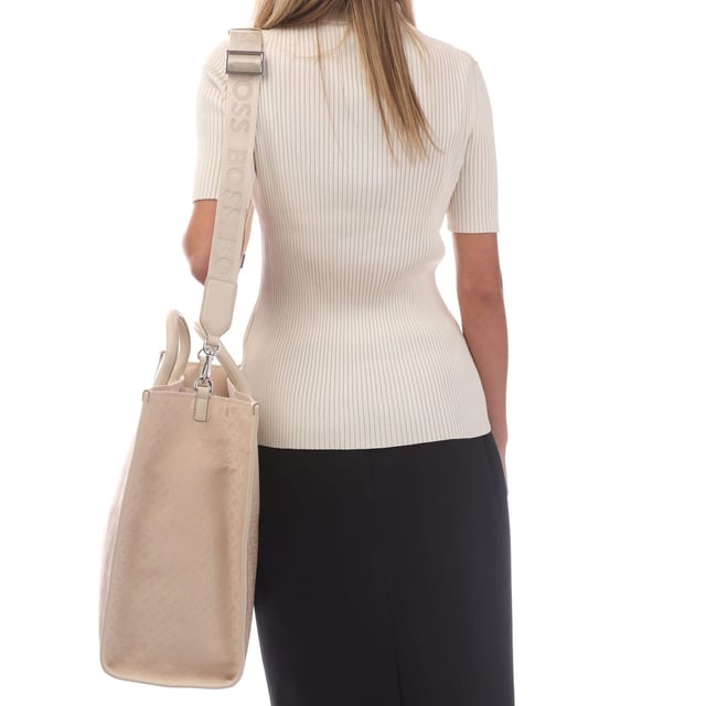 Spacious main compartment.Removable and adjustable shoulder strap.One zip pocket.Two slip pockets.Two handles.Polished gold-coloured metal fittings.