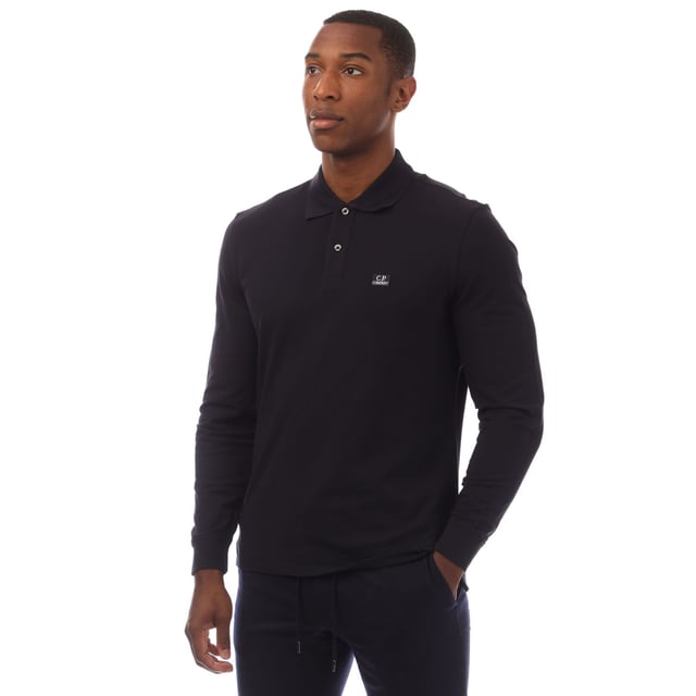 Heren C.P. Company Stretch Piquet Langarm Polo Shirt in navy.- Geribbelde polokraag.- Twee knoopsluiting.- Lange mouwen met geribbelde manchetten.- Merken gestikt op de borst.- Zijsplitten in de onderkant.- Regular fit.- 95% Katoen  5% Elastaan.- Ref: 18CMPL061A888