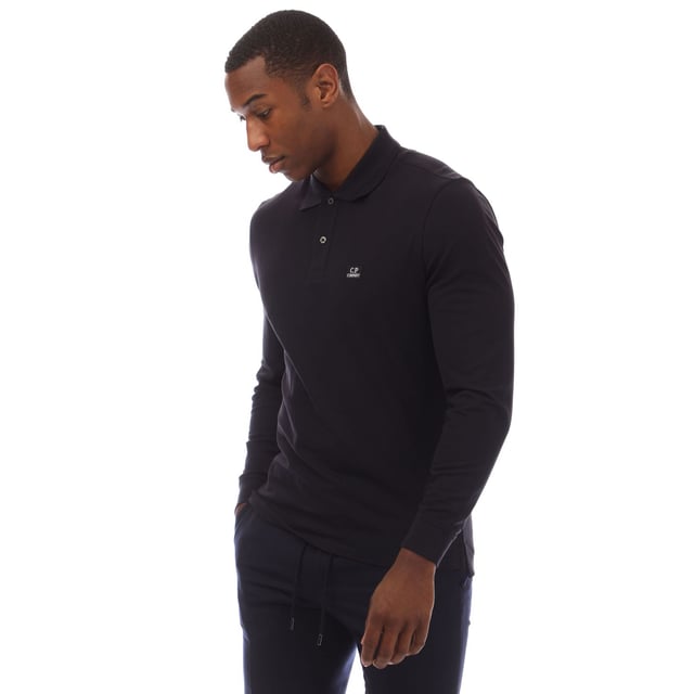 Heren C.P. Company Stretch Piquet Langarm Polo Shirt in navy.- Geribbelde polokraag.- Twee knoopsluiting.- Lange mouwen met geribbelde manchetten.- Merken gestikt op de borst.- Zijsplitten in de onderkant.- Regular fit.- 95% Katoen  5% Elastaan.- Ref: 18CMPL061A888