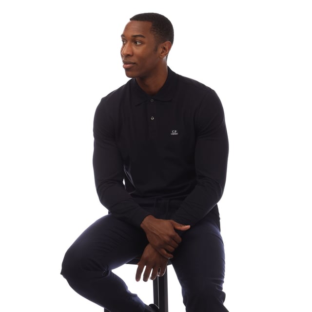 Heren C.P. Company Stretch Piquet Langarm Polo Shirt in navy.- Geribbelde polokraag.- Twee knoopsluiting.- Lange mouwen met geribbelde manchetten.- Merken gestikt op de borst.- Zijsplitten in de onderkant.- Regular fit.- 95% Katoen  5% Elastaan.- Ref: 18CMPL061A888