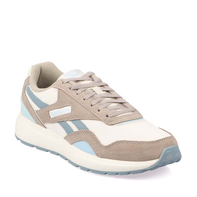 Exclusief bij jd. Stap in een hardloop-geïnspireerde stijl met deze heren gl1100 trainers van reebok. Geïnspireerd door de archieven, hebben deze volledig zwarte trainers een combinatie van mesh, synthetisch leer en suede in de bovenkant. Ze hebben een textiele voering en een gewatteerde enkelkraag en tong. Onder de voet voelt de zachte eva-tussenzool licht aan terwijl deze elke stap dempt. Afgewerkt met een laag-profielf rubberen zool en tonale reebok branding overal. Materiaal: leren, synthetisch en textiel bovenwerk - synthetische zool.