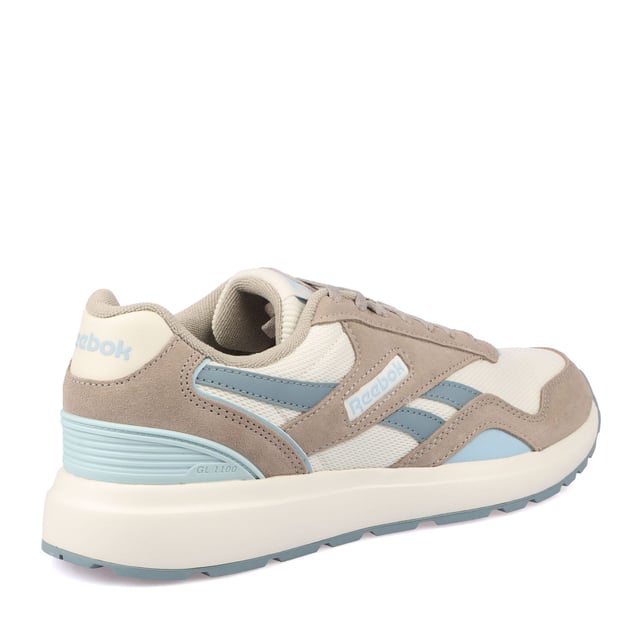 Exclusief bij jd. Stap in een hardloop-geïnspireerde stijl met deze heren gl1100 trainers van reebok. Geïnspireerd door de archieven, hebben deze volledig zwarte trainers een combinatie van mesh, synthetisch leer en suede in de bovenkant. Ze hebben een textiele voering en een gewatteerde enkelkraag en tong. Onder de voet voelt de zachte eva-tussenzool licht aan terwijl deze elke stap dempt. Afgewerkt met een laag-profielf rubberen zool en tonale reebok branding overal. Materiaal: leren, synthetisch en textiel bovenwerk - synthetische zool.