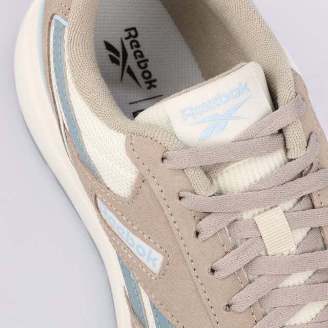 Exclusief bij jd. Stap in een hardloop-geïnspireerde stijl met deze heren gl1100 trainers van reebok. Geïnspireerd door de archieven, hebben deze volledig zwarte trainers een combinatie van mesh, synthetisch leer en suede in de bovenkant. Ze hebben een textiele voering en een gewatteerde enkelkraag en tong. Onder de voet voelt de zachte eva-tussenzool licht aan terwijl deze elke stap dempt. Afgewerkt met een laag-profielf rubberen zool en tonale reebok branding overal. Materiaal: leren, synthetisch en textiel bovenwerk - synthetische zool.