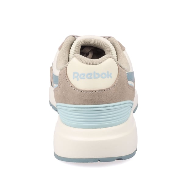 Exclusief bij jd. Stap in een hardloop-geïnspireerde stijl met deze heren gl1100 trainers van reebok. Geïnspireerd door de archieven, hebben deze volledig zwarte trainers een combinatie van mesh, synthetisch leer en suede in de bovenkant. Ze hebben een textiele voering en een gewatteerde enkelkraag en tong. Onder de voet voelt de zachte eva-tussenzool licht aan terwijl deze elke stap dempt. Afgewerkt met een laag-profielf rubberen zool en tonale reebok branding overal. Materiaal: leren, synthetisch en textiel bovenwerk - synthetische zool.