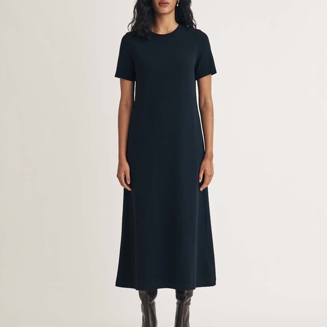 Women's Nobodys Child Jade Midi T-Shirt Dress. Everyone loves a T-Shirt dress. This navy blue number is so easy to wear in a relaxed fit. It’s super soft at the top with a crew neck and A-line skirt that skims the body. We’re wearing ours with knee-high boots.- Crew neck.- Short sleeves.- Designed for a relaxed fit.- Size tip: we recommend your usual size. Material: 77% Organic Cotton, 17% Polyester, 6% Elastane. Ref: D242772MLT.