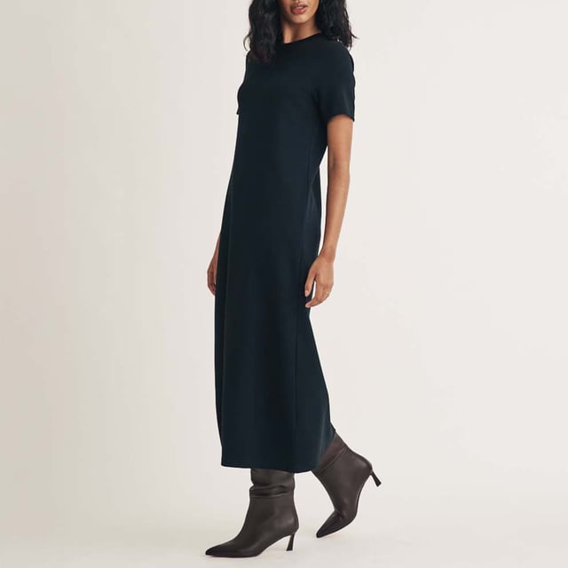 Women's Nobodys Child Jade Midi T-Shirt Dress. Everyone loves a T-Shirt dress. This navy blue number is so easy to wear in a relaxed fit. It’s super soft at the top with a crew neck and A-line skirt that skims the body. We’re wearing ours with knee-high boots.- Crew neck.- Short sleeves.- Designed for a relaxed fit.- Size tip: we recommend your usual size. Material: 77% Organic Cotton, 17% Polyester, 6% Elastane. Ref: D242772MLT.