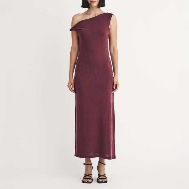 Women's Nobodys Child Andrea Twist Shoulder Midi Dress. Pretty in dusky purple. This drop shoulder midi is perfect for when you’re looking for that little something extra. An always flattering shape the asymmetric design and contrasting strap sizes add extra special touches to a classic silhouette. Step into barely-there heels and you’re good to go.- Drop shoulder.- Designed for a close fit. Material: 78% Viscose, 18% Linen, 4% Elastane. Ref: D242773PRP.
