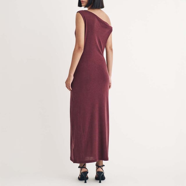 Women's Nobodys Child Andrea Twist Shoulder Midi Dress. Pretty in dusky purple. This drop shoulder midi is perfect for when you’re looking for that little something extra. An always flattering shape the asymmetric design and contrasting strap sizes add extra special touches to a classic silhouette. Step into barely-there heels and you’re good to go.- Drop shoulder.- Designed for a close fit. Material: 78% Viscose, 18% Linen, 4% Elastane. Ref: D242773PRP.