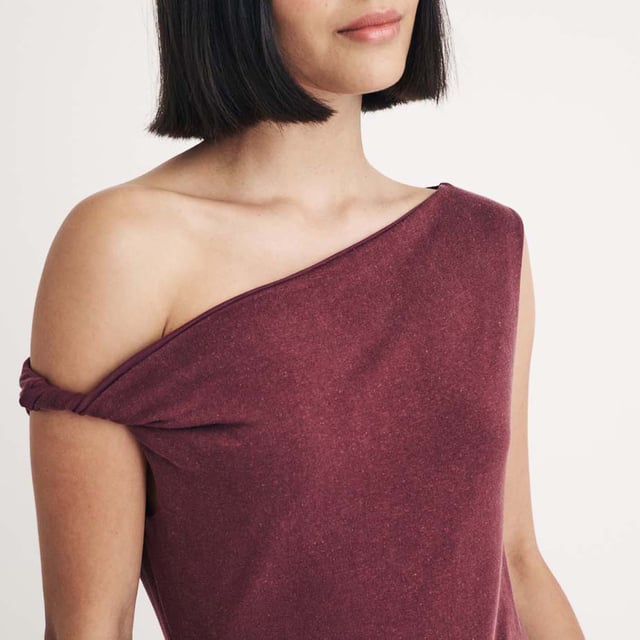 Women's Nobodys Child Andrea Twist Shoulder Midi Dress. Pretty in dusky purple. This drop shoulder midi is perfect for when you’re looking for that little something extra. An always flattering shape the asymmetric design and contrasting strap sizes add extra special touches to a classic silhouette. Step into barely-there heels and you’re good to go.- Drop shoulder.- Designed for a close fit. Material: 78% Viscose, 18% Linen, 4% Elastane. Ref: D242773PRP.