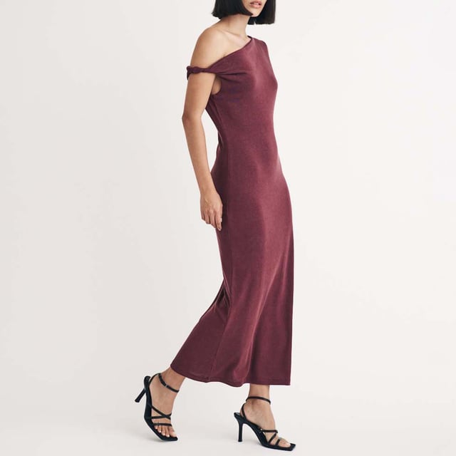 Women's Nobodys Child Andrea Twist Shoulder Midi Dress. Pretty in dusky purple. This drop shoulder midi is perfect for when you’re looking for that little something extra. An always flattering shape the asymmetric design and contrasting strap sizes add extra special touches to a classic silhouette. Step into barely-there heels and you’re good to go.- Drop shoulder.- Designed for a close fit. Material: 78% Viscose, 18% Linen, 4% Elastane. Ref: D242773PRP.