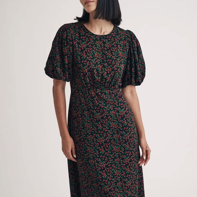 Women's Nobodys Child Tallulah Midi Dress. A new take on Tallulah. Decorated in a red cherry print, we think she’s just what your wardrobe’s always wanted. Style yours with so-now Mary Jane shoes.- Round neck.- Mid-length puff sleeves.- Curved waist seam.- Concealed zip fastening.- Relaxed skirt that skims the body. Material: 100% Ecovero™ Viscose. Ref: D242037MLT.