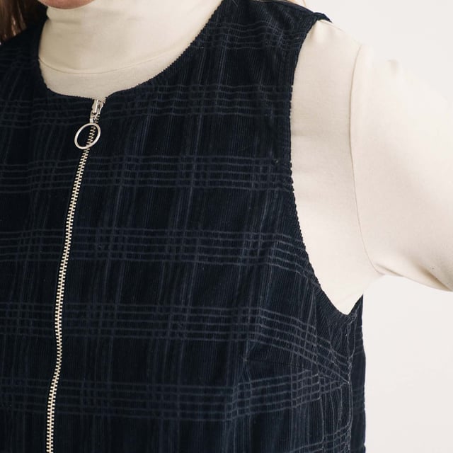 Women's Nobodys Child Homerton Mini Dress. A dream day dress. This black check pinny is perfect for every season. The shift shape is so easy to wear - plus there’s statement pockets.- Style yours with everything you already own.- Round neck.- Half zip fastening.- Pockets. Material: 100% Organic Cotton. Ref: D241876BLK.
