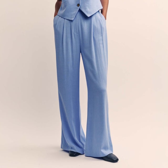 Women's Nobodys Child Relaxed Tailored Trousers. The definition of relaxed tailoring. These sky blue high waisted trousers will take you to all kinds of summer events. A wide leg cut is elongated by soft pleats. Team yours with the matching waistcoat for a so-now look.- High waisted.- Pockets.- Double button.- Concealed zip fastening.- Wide leg cut that skims the body.- Length tip: due to the relaxed fit this style has a longer leg length. Material: 88% Ecovero™ Viscose, 12% Linen. Ref: B242251BLU.