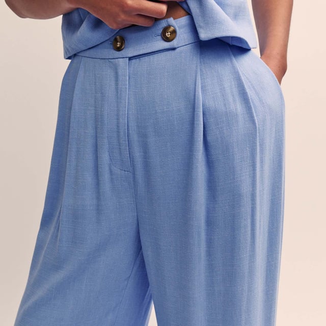 Women's Nobodys Child Relaxed Tailored Trousers. The definition of relaxed tailoring. These sky blue high waisted trousers will take you to all kinds of summer events. A wide leg cut is elongated by soft pleats. Team yours with the matching waistcoat for a so-now look.- High waisted.- Pockets.- Double button.- Concealed zip fastening.- Wide leg cut that skims the body.- Length tip: due to the relaxed fit this style has a longer leg length. Material: 88% Ecovero™ Viscose, 12% Linen. Ref: B242251BLU.