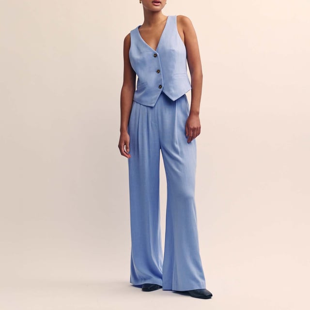 Women's Nobodys Child Relaxed Tailored Trousers. The definition of relaxed tailoring. These sky blue high waisted trousers will take you to all kinds of summer events. A wide leg cut is elongated by soft pleats. Team yours with the matching waistcoat for a so-now look.- High waisted.- Pockets.- Double button.- Concealed zip fastening.- Wide leg cut that skims the body.- Length tip: due to the relaxed fit this style has a longer leg length. Material: 88% Ecovero™ Viscose, 12% Linen. Ref: B242251BLU.