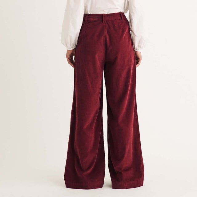 Women's Nobodys Child Ava Cord Pleated Wide Leg Trousers. The definition of relaxed tailoring. These rich red trousers sit high on the waist with a double pleat front and a stylish wide leg. Wear with your best white blouse and black boot combo.- Pockets.- Belt loops.- Zip fastening with button.- High waisted.- Wide leg cut that skims the body.- Size tip: we recommend your usual size. Material: 100% Organic Cotton. Ref: B242733RED.