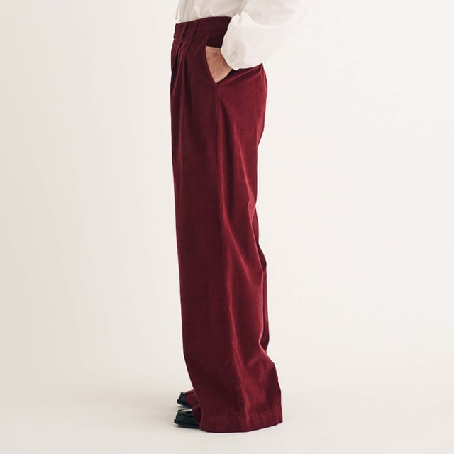 Women's Nobodys Child Ava Cord Pleated Wide Leg Trousers. The definition of relaxed tailoring. These rich red trousers sit high on the waist with a double pleat front and a stylish wide leg. Wear with your best white blouse and black boot combo.- Pockets.- Belt loops.- Zip fastening with button.- High waisted.- Wide leg cut that skims the body.- Size tip: we recommend your usual size. Material: 100% Organic Cotton. Ref: B242733RED.
