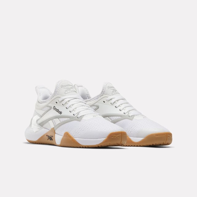 Verhoog je training met de Reebok Nano Court 'White Gum' voor vrouwen. Ontworpen voor veelzijdigheid, hebben deze schoenen een slank wit bovenwerk gecombineerd met een stijlvolle gumrubberen zool, wat zowel elegantie als prestaties biedt. Gemaakt met geavanceerde demping en ondersteuning, zorgen ze voor maximaal comfort tijdens intensieve sessies. Ademende materialen houden je voeten koel, terwijl de duurzame constructie bestand is tegen rigoureuze trainingen. Perfect voor de sportschool of het veld, omarm de ultieme mix van stijl en functionaliteit met de Reebok Nano Court. Ref: 100201564