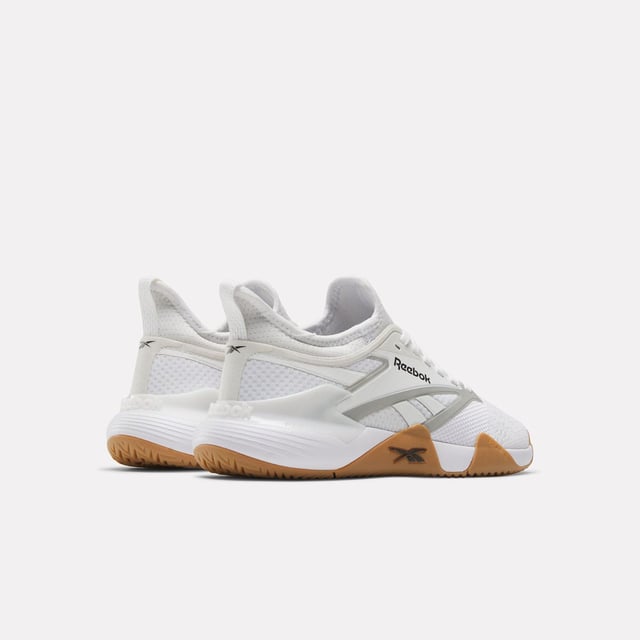 Verhoog je training met de Reebok Nano Court 'White Gum' voor vrouwen. Ontworpen voor veelzijdigheid, hebben deze schoenen een slank wit bovenwerk gecombineerd met een stijlvolle gumrubberen zool, wat zowel elegantie als prestaties biedt. Gemaakt met geavanceerde demping en ondersteuning, zorgen ze voor maximaal comfort tijdens intensieve sessies. Ademende materialen houden je voeten koel, terwijl de duurzame constructie bestand is tegen rigoureuze trainingen. Perfect voor de sportschool of het veld, omarm de ultieme mix van stijl en functionaliteit met de Reebok Nano Court. Ref: 100201564