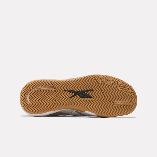 Verhoog je training met de Reebok Nano Court 'White Gum' voor vrouwen. Ontworpen voor veelzijdigheid, hebben deze schoenen een slank wit bovenwerk gecombineerd met een stijlvolle gumrubberen zool, wat zowel elegantie als prestaties biedt. Gemaakt met geavanceerde demping en ondersteuning, zorgen ze voor maximaal comfort tijdens intensieve sessies. Ademende materialen houden je voeten koel, terwijl de duurzame constructie bestand is tegen rigoureuze trainingen. Perfect voor de sportschool of het veld, omarm de ultieme mix van stijl en functionaliteit met de Reebok Nano Court. Ref: 100201564