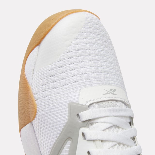 Verhoog je training met de Reebok Nano Court 'White Gum' voor vrouwen. Ontworpen voor veelzijdigheid, hebben deze schoenen een slank wit bovenwerk gecombineerd met een stijlvolle gumrubberen zool, wat zowel elegantie als prestaties biedt. Gemaakt met geavanceerde demping en ondersteuning, zorgen ze voor maximaal comfort tijdens intensieve sessies. Ademende materialen houden je voeten koel, terwijl de duurzame constructie bestand is tegen rigoureuze trainingen. Perfect voor de sportschool of het veld, omarm de ultieme mix van stijl en functionaliteit met de Reebok Nano Court. Ref: 100201564