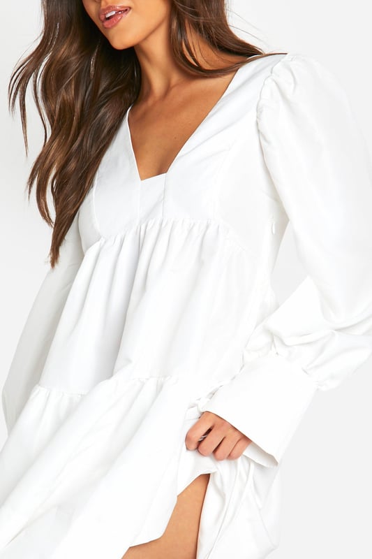 Tiered smock design for a flattering silhouette
        Voluminous puff sleeves add a romantic touch
        V-neckline enhances the feminine appeal
        Relaxed fit for ultimate comfort and ease of movement
        Versatile length suitable for various casual occasions
    
    Embrace effortless style with this charming tiered smock dress from Boohoo. Perfect for the fashion-forward woman who values both comfort and trend-setting looks, this dress radiates a carefree vibe ideal for various casual settings. The tiered design creates a flattering silhouette that skims the body, while the puff sleeves add a touch of whimsy and romance. Style it with chunky boots for an edgy contrast, or pair with your favourite trainers for a laid-back ensemble. Whether you're heading to a family gathering, brunch with friends, or a casual day out, this dress offers the versatility you need. Accessorise with a crossbody bag and delicate jewellery to complete your look. Easy to wear and effortlessly chic, this dress is a must-have addition to your wardrobe, embodying Boohoo's commitment to accessible, on-trend fashion for the young, social butterfly.