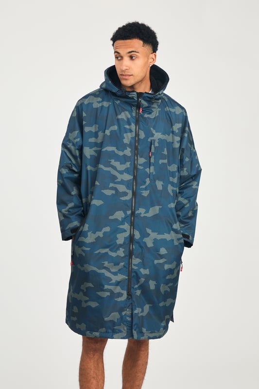 The Northern Expo Dryrobe is a premium mid-length changing robe designed for warmth and comfort. Featuring a luxurious sherpa fleece lining, it provides superior insulation after cold water exposure. With a water-resistant outer shell, three spacious pockets, and a bold logo on the back, it’s perfect for outdoor adventures and recovery.