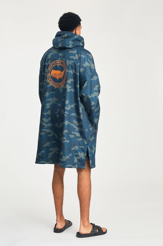 The Northern Expo Dryrobe is a premium mid-length changing robe designed for warmth and comfort. Featuring a luxurious sherpa fleece lining, it provides superior insulation after cold water exposure. With a water-resistant outer shell, three spacious pockets, and a bold logo on the back, it’s perfect for outdoor adventures and recovery.
