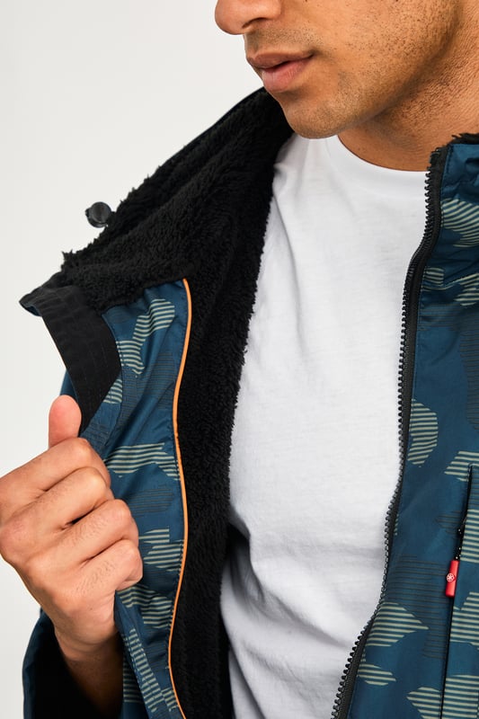 The Northern Expo Dryrobe is a premium mid-length changing robe designed for warmth and comfort. Featuring a luxurious sherpa fleece lining, it provides superior insulation after cold water exposure. With a water-resistant outer shell, three spacious pockets, and a bold logo on the back, it’s perfect for outdoor adventures and recovery.