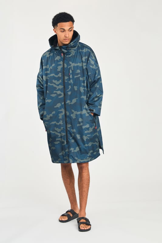 The Northern Expo Dryrobe is a premium mid-length changing robe designed for warmth and comfort. Featuring a luxurious sherpa fleece lining, it provides superior insulation after cold water exposure. With a water-resistant outer shell, three spacious pockets, and a bold logo on the back, it’s perfect for outdoor adventures and recovery.