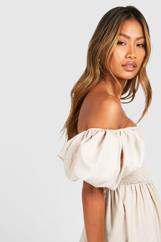 Hit refresh on your dress collection with a new-in smock dress. The much-loved 1920s style is back for the new season, with its breezy silhouette and frill detailing. A women's smock dress is the perfect transitional piece that looks unreal every season. Go from the office to out-out in a black smock dress, pair it with some killer heels and you're good to go. Spend your summer days in a dreamy tiered smock dress - the floaty, free-moving fabric is perfect for staying cool. From feminine florals to statement prints, this loose-fitting dress is just what you need. Shop everything from timeless white smock dresses to trending gingham styles, on boohoo.Style: Smock DressFabric: Woven CrepeLength: MidaxiSleeve Length: Short Sleeve