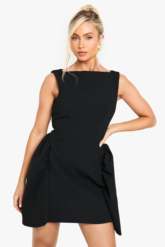 Dresses are the most-wanted wardrobe item for day-to-night dressing. From cool-tone whites to block brights, we've got the everyday skater dresses and party-ready bodycon styles that are perfect for transitioning from day to play. Minis, midis and maxis are our motto, with classic jersey always genius and printed cami dresses the season's killer cut - add skyscraper heels for a seriously statement look. Dress up or down in style with boohoo.