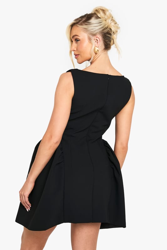 Dresses are the most-wanted wardrobe item for day-to-night dressing. From cool-tone whites to block brights, we've got the everyday skater dresses and party-ready bodycon styles that are perfect for transitioning from day to play. Minis, midis and maxis are our motto, with classic jersey always genius and printed cami dresses the season's killer cut - add skyscraper heels for a seriously statement look. Dress up or down in style with boohoo.