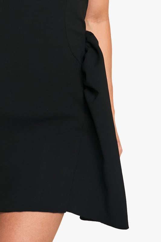 Dresses are the most-wanted wardrobe item for day-to-night dressing. From cool-tone whites to block brights, we've got the everyday skater dresses and party-ready bodycon styles that are perfect for transitioning from day to play. Minis, midis and maxis are our motto, with classic jersey always genius and printed cami dresses the season's killer cut - add skyscraper heels for a seriously statement look. Dress up or down in style with boohoo.