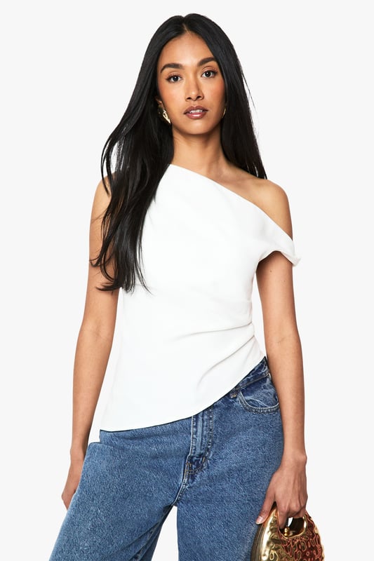Steal the style top spot in a statement separate from the tops collectionCamis or crops, bandeaus or bralets, we've got all the trend-setting tops so you can stay statement in separates this season. Hit refresh on your jersey basics with pastel hues and pick a quirky kimono to give your ensemble that Eastern-inspired edge. Off the shoulder styles are oh-so-sweet, with slogans making your tee a talking point.