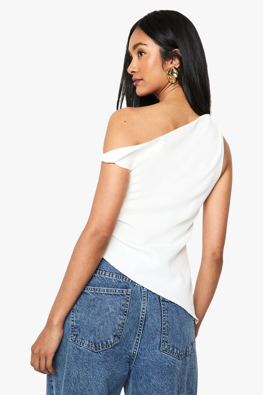 Steal the style top spot in a statement separate from the tops collectionCamis or crops, bandeaus or bralets, we've got all the trend-setting tops so you can stay statement in separates this season. Hit refresh on your jersey basics with pastel hues and pick a quirky kimono to give your ensemble that Eastern-inspired edge. Off the shoulder styles are oh-so-sweet, with slogans making your tee a talking point.