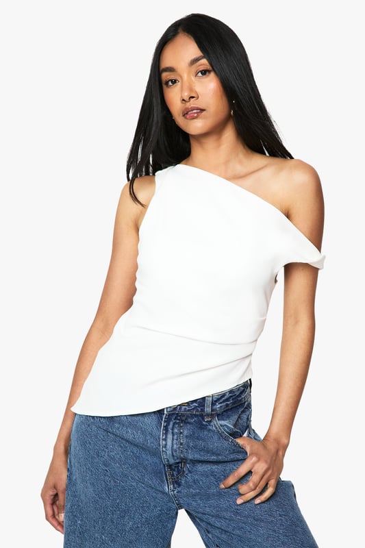Steal the style top spot in a statement separate from the tops collectionCamis or crops, bandeaus or bralets, we've got all the trend-setting tops so you can stay statement in separates this season. Hit refresh on your jersey basics with pastel hues and pick a quirky kimono to give your ensemble that Eastern-inspired edge. Off the shoulder styles are oh-so-sweet, with slogans making your tee a talking point.