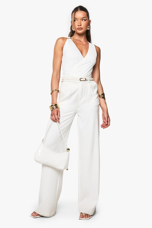 Steal the style top spot in a statement separate from the tops collectionCamis or crops, bandeaus or bralets, we've got all the trend-setting tops so you can stay statement in separates this season. Hit refresh on your jersey basics with pastel hues and pick a quirky kimono to give your ensemble that Eastern-inspired edge. Off the shoulder styles are oh-so-sweet, with slogans making your tee a talking point.