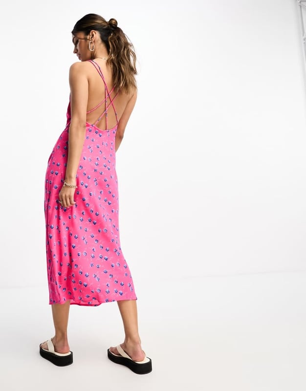 Dresses by Vila There's dressing up, then there's this Cowl neck Cross-back straps Side split Regular fitSold By: Asos