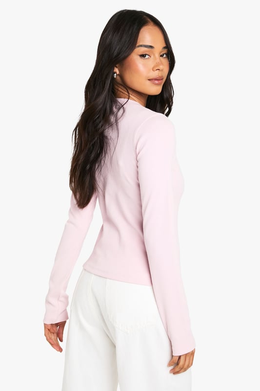 Steal the style top spot in a statement separate from the tops collectionCamis or crops, bandeaus or bralets, we've got all the trend-setting tops so you can stay statement in separates this season. Hit refresh on your jersey basics with pastel hues and pick a quirky kimono to give your ensemble that Eastern-inspired edge. Off the shoulder styles are oh-so-sweet, with slogans making your tee a talking point.